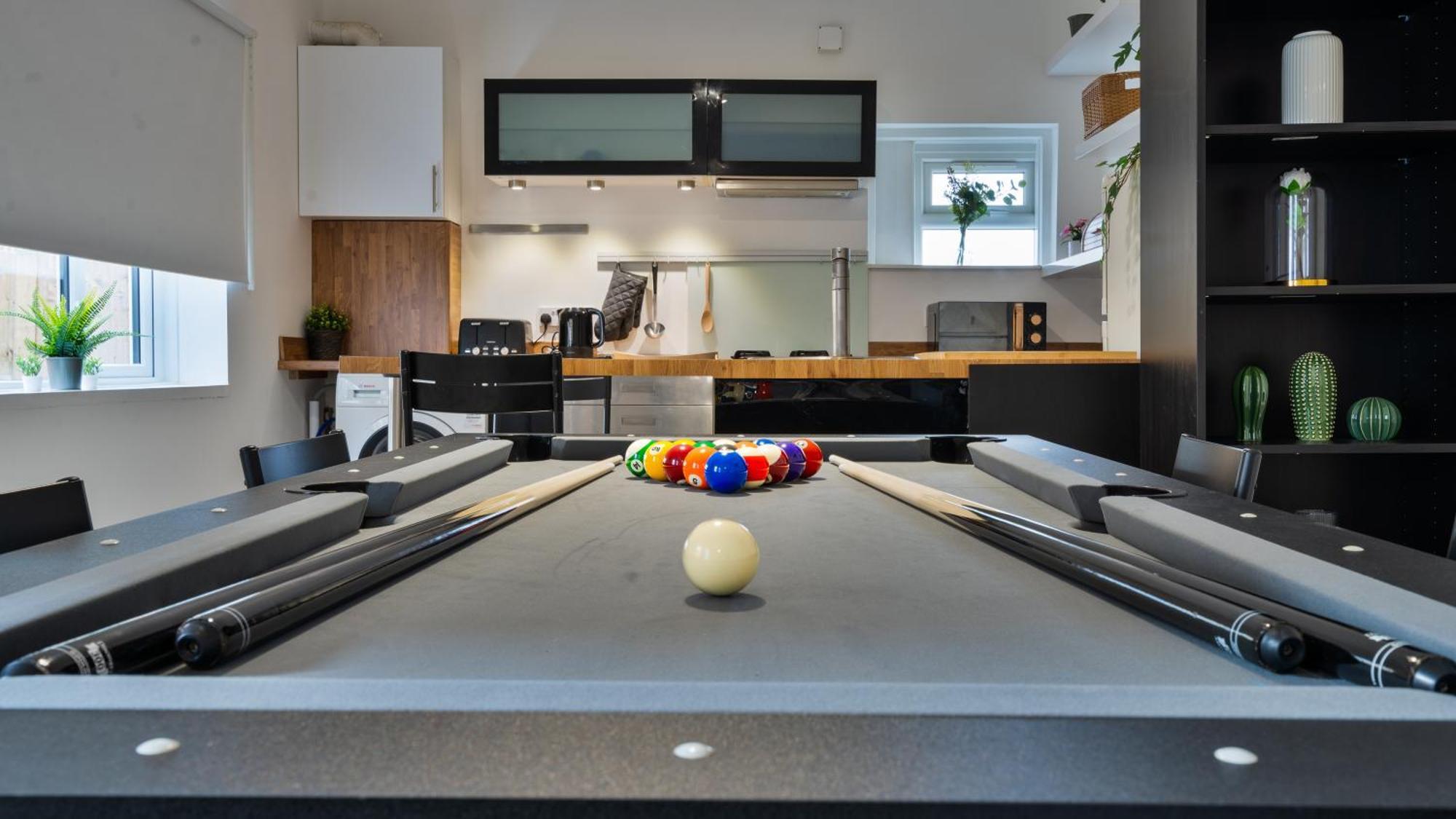 Apartment Pool Table High End - 2 Bedroom Flat *