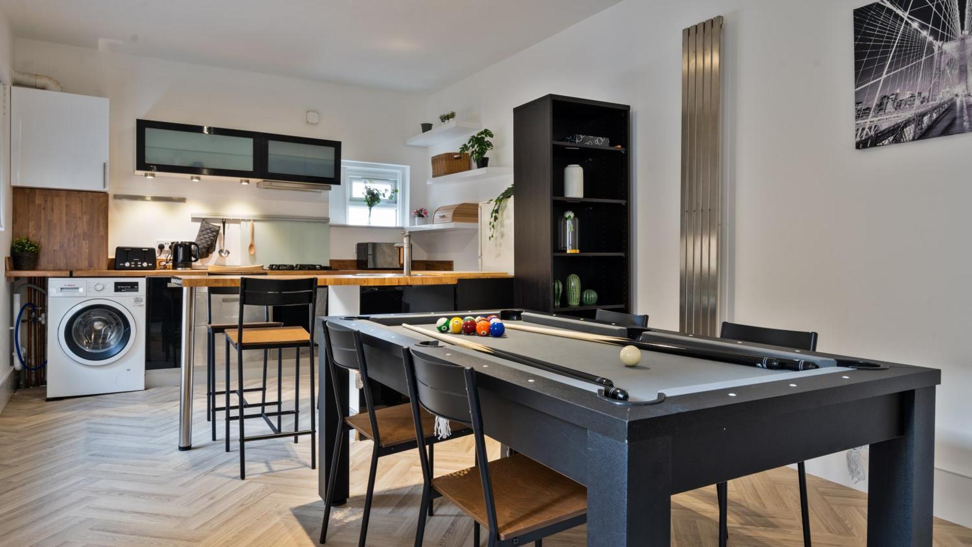 Pool Table High End - 2 Bedroom Flat London