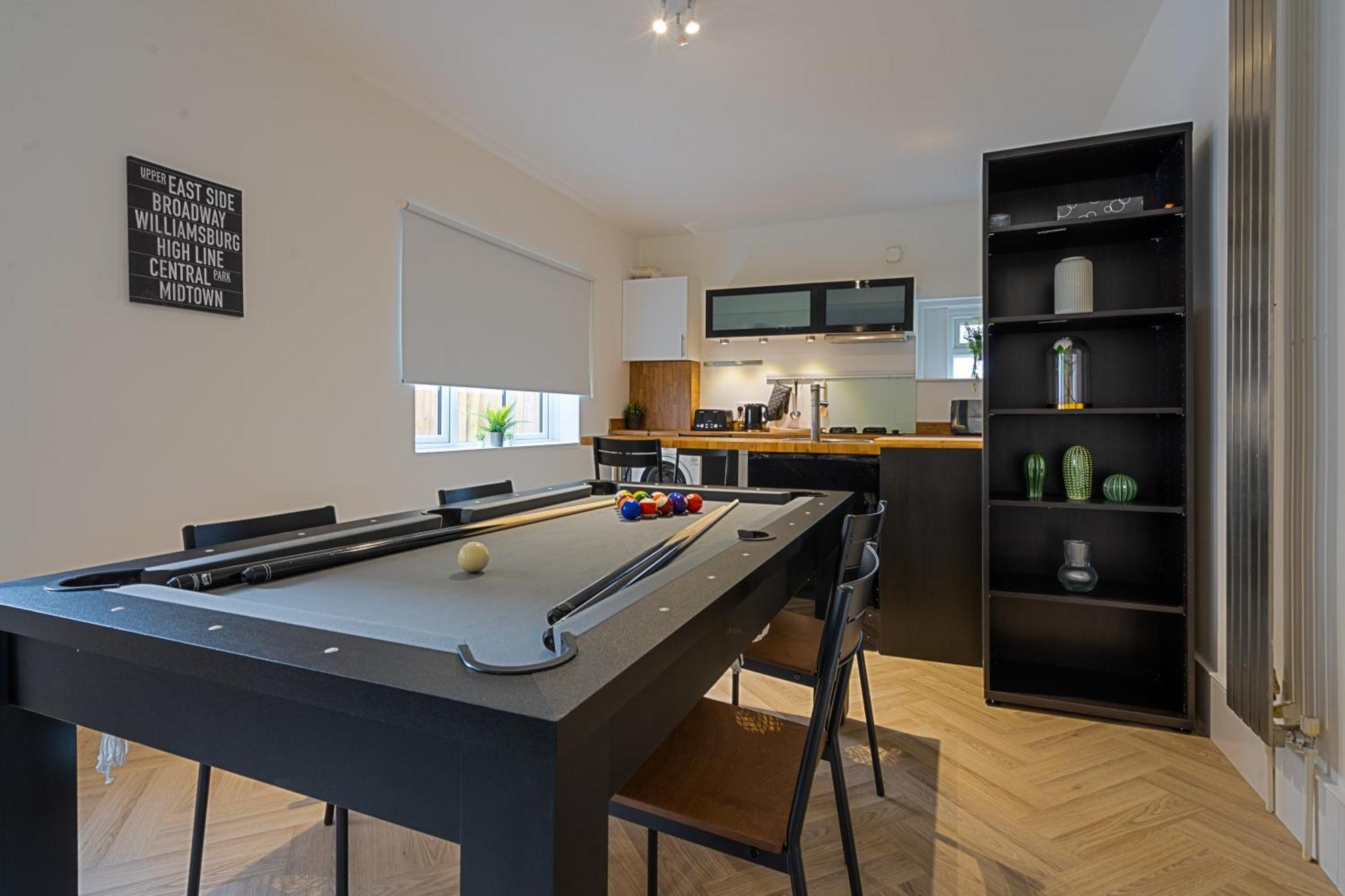 Pool Table High End - 2 Bedroom Flat Apartment *