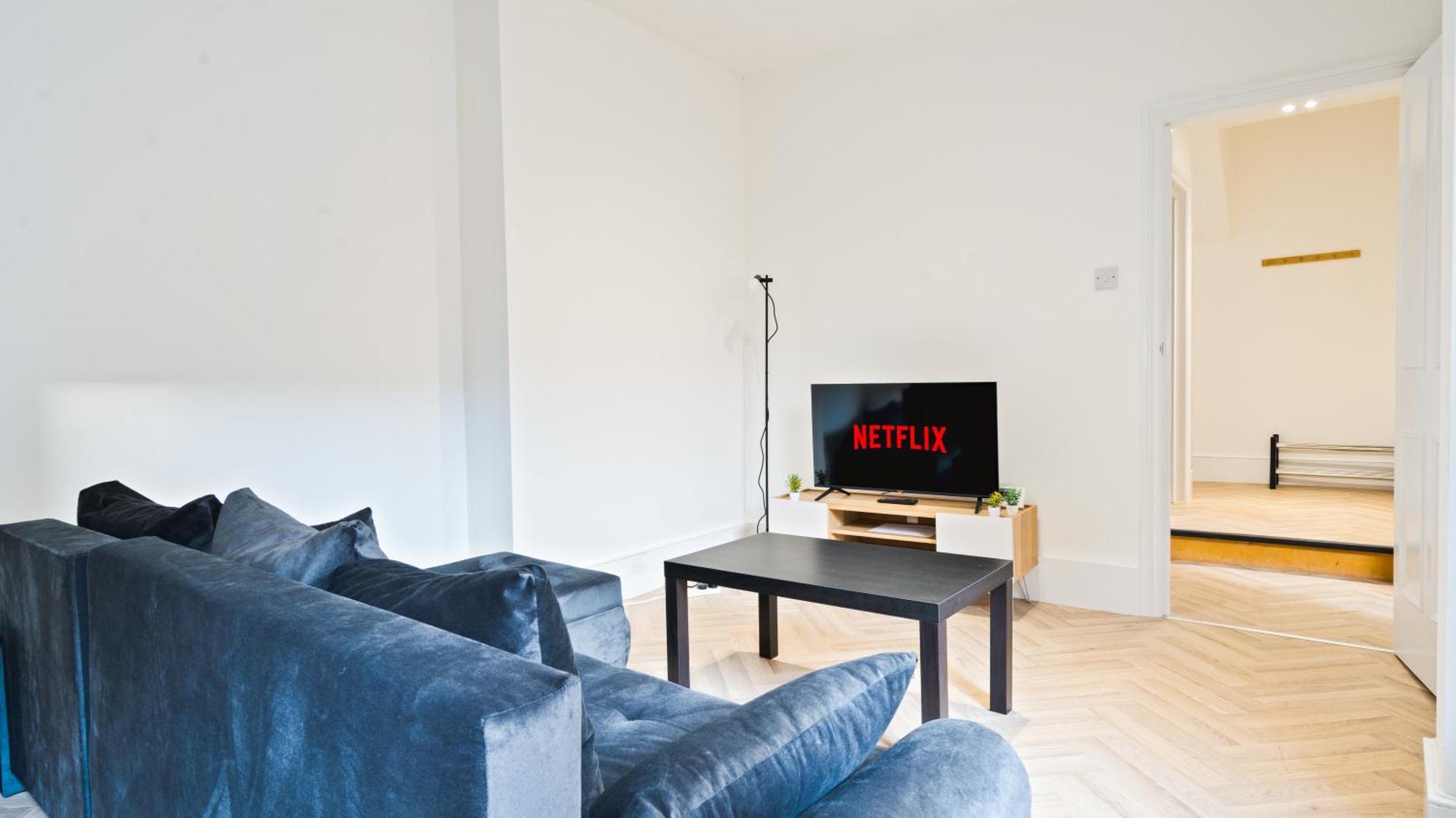 Pool Table High End - 2 Bedroom Flat Apartment London