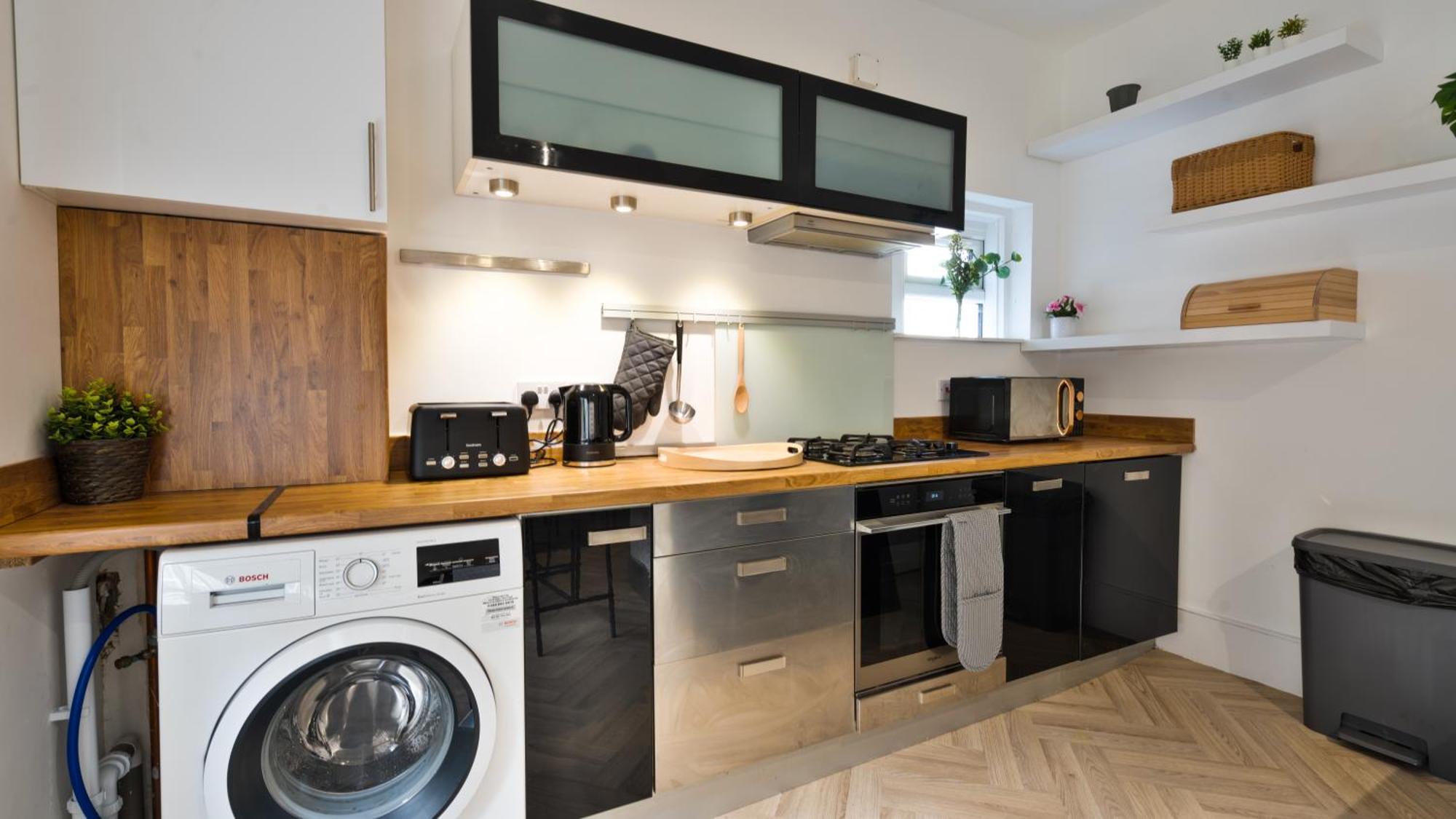 Pool Table High End - 2 Bedroom Flat * London