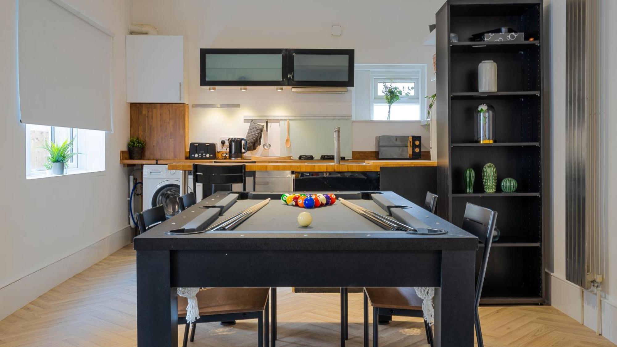 Apartment Pool Table High End - 2 Bedroom Flat *