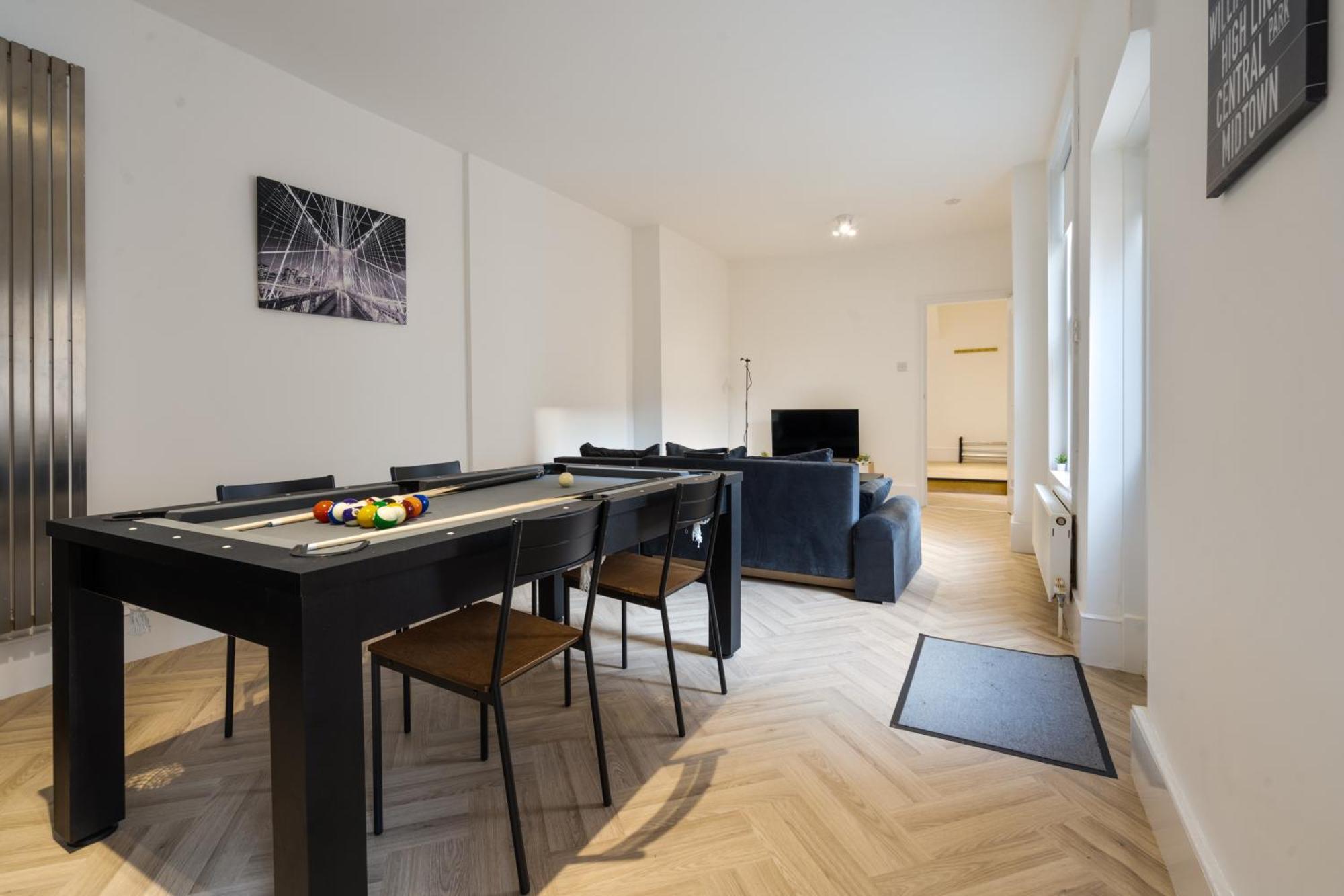 Pool Table High End - 2 Bedroom Flat London